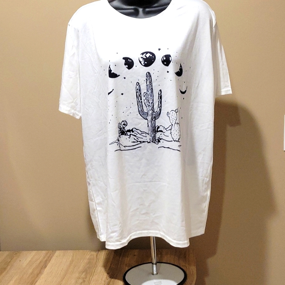 SHEIN   Nearly New  Navy on White Desert Moon Phases tee  OXL